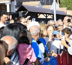 Su Majestad la Reina recibe el saludo del público congregado en los alrededores del CEIP “Maestra Plácida Herranz”
