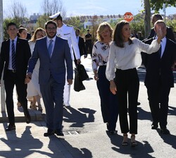Su Majestad la Reina junto a las autoridades que la recibieron, saluda al público presente