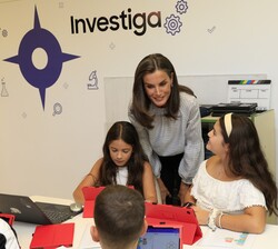 Doña Letizia junto a los alumnos en una de las aulas durante su visita