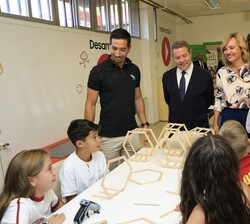 Doña Letizia durante su recorrido por las aulas, conversa con los alumnos