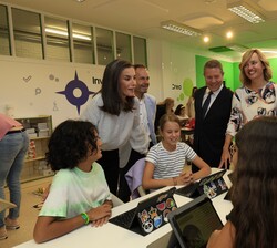 Su Majestad la Reina habla con las alumnas en la inauguración del curso escolar 2024/2025