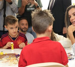 Doña Letizia atienda a las explicaciones de un alumno