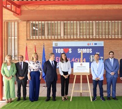 Su Majestad la Reina acompañada de las autoridades junto a la placa conmemorativa de su visita con ocasión de la inauguración del Curso Escolar 2024/2