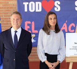Doña Letizia junto a la placa conmemorativa de su visita