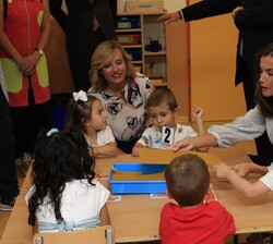 Doña Letizia participa con los alumnos en una de la actividades