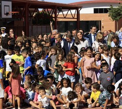 Su Majestad la Reina junto a los alumnos en el patio del CEIP “Maestra Plácida Herranz”