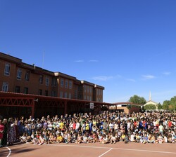 Fotografía de grupo de Su Majestad la Reina junto a los alumnos y profesores del CEIP “Maestra Plácida Herranz”