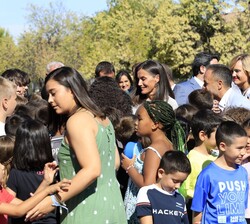 Tras la fotografía de grupo. los alumnos aprovechan para saludar a Su Majestad la Reina