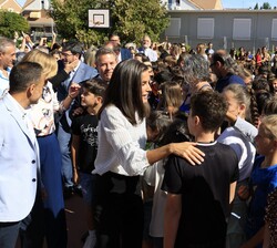 Doña Letizia conversa con los alumnos tras la fotografía de grupo