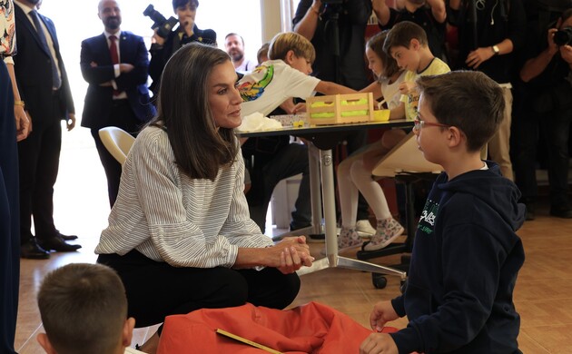Su Majestad la Reina junto a uno de los alumnos