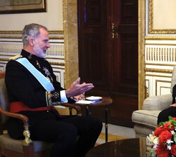 Su Majestad el Rey conversa con el embajador de la República Árabe de Egipto, Ehab Ahmed Badawy