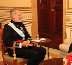 Su Majestad el Rey conversa con la embajadora de Australia, Rosemary Ann Morris-Castico