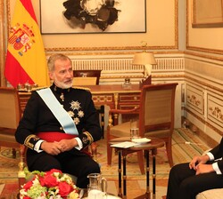 Su Majestad el Rey conversa con el embajador de la República del Paraguay, Justo Pastor Apodaca Paredes