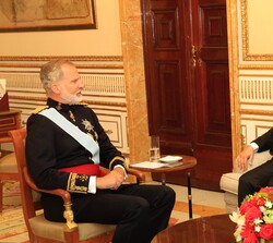 Su Majestad el Rey conversa con el embajador de la República del Perú, Luis Carlos Antonio Iberico Núñez