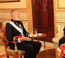 Su Majestad el Rey conversa con el embajador del Estado de Palestina, Husni M. A. Abdelwahed
