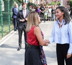 A su llegada, Su Majestad la Reina es recibida por la presidente de la Comunidad Autónoma de Cantabria, María José Sáenz de Buruaga
