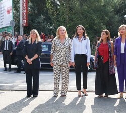 Su Majestad la Reina junto a las autoridades que la recibieron a su llegada