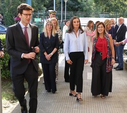Doña Letizia junto a las autoridades se dirige al IES “Doctor José Zapatero Domínguez”