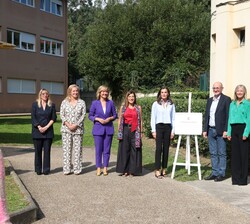 Su Majestad la Reina acompañada de las autoridades junto a la placa conmemorativa de su visita con motivo de la apertura del curso de Formación Profes