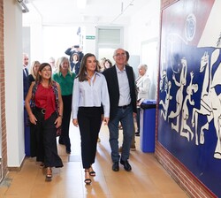 Su Majestad la Reina al inicio de su visita al centro