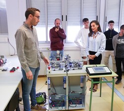 Su Majestad la Reina durante su visita al Aula 508 de robótica