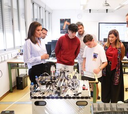 Su Majestad la Reina durante una presentación en el aula de robótica