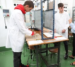 Su Majestad la Reina conversa con un alumno en los talleres de electricidad