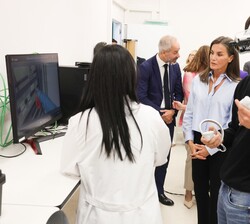 Su Majestad la Reina recibe una explicación de los alumnos durante su visita al centro
