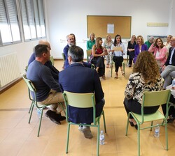 Vista general de la reunión con personal del centro, alumnos, representantes de los docentes en la Formación Profesional para el empleo, el presidente