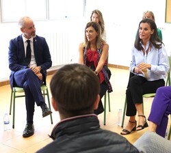 Su Majestad la Reina durante la reunión junto a personal del centro, alumnos, representantes de los docentes en la Formación Profesional para el emple