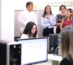 Doña Letizia a su paso por una de las aulas