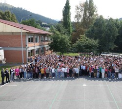 Fotografía de grupo de Su Majestad la Reina junto a a los alumnos de FP y secundaria y profesorado del centro