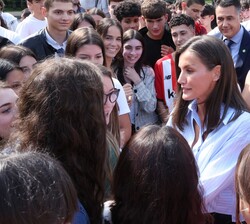 Su Majestad la Reina tras la fotografía de grupo conversa con los alumnos en el patio