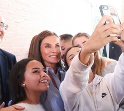 Su Majestad la Reina atiende a las solicitudes de selfies de los alumnos