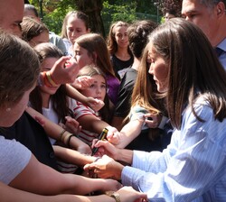 Doña Letizia saluda a los alumnos tras la fotografía de grupo