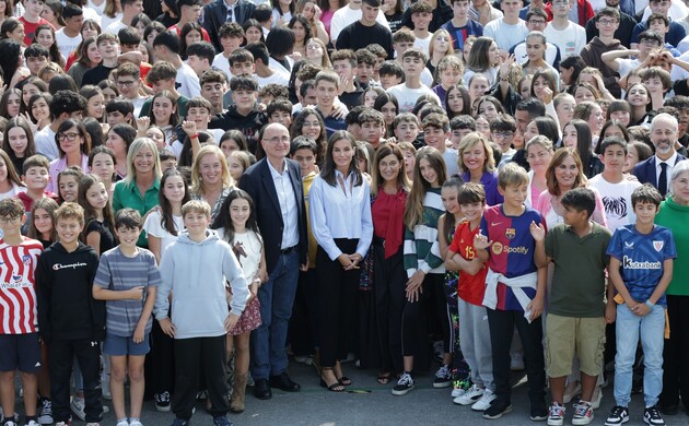 Su Majestad la Reina en una fotografía de grupo junto a los alumnos de FP y secundaria y profesorado del centro
