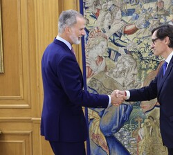 Su Majestad el Rey recibe el saludo del presidente de la Generalitar de Cataluña, Salvador Illa