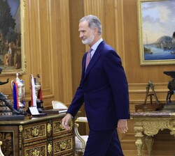 Su Majestad el Rey acompañado del presidente de la Generalitat de Cataluña, Salvador Illa