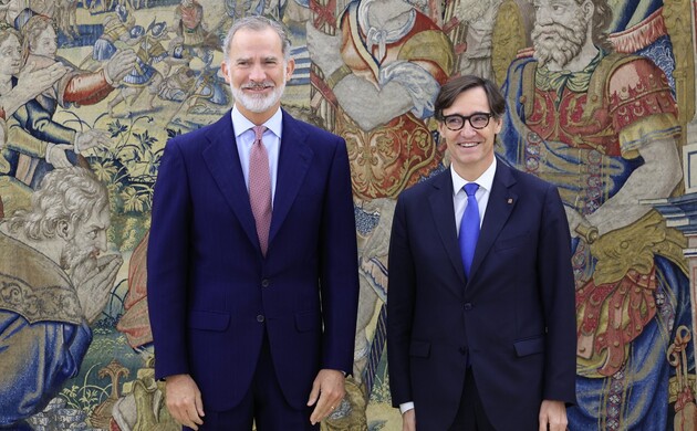 Su Majestad el Rey junto al presidente de la Generalitat de Cataluña, Salvador Illa Roca