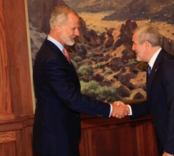Don Felipe recibe el saludo del presidente del Gobierno de Canarias, Fernando Clavijo