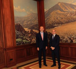 Su Majestad el Rey acompañado del presidente del Gobierno de Canarias, Fernando Clavijo