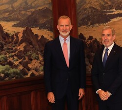 El Rey y el presidente del Gobierno de Canarias, Fernando Clavijo antes del encuentro que mantuvieron