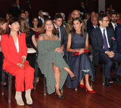 Su Majestad la Reina en primera fila de asientos momentos antes de dar comienzo el acto