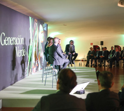 Su Majestad la Reina durante la mesa redonda en la que han intervenido los representantes de las empresas ganadoras que han recogido los premios