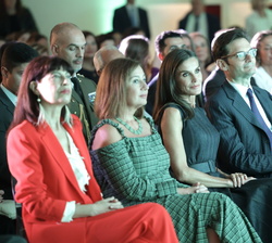 Su Majestad la Reina en primera fila de asientos durante la mesa redonda en la que han intervenido los representantes de las empresas ganadoras que ha