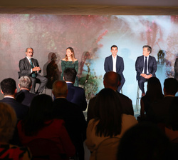 Su Majestad la Reina durante la mesa redonda en la que han intervenido los representantes de las empresas ganadoras que han recogido los premios
