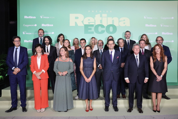 Fotografía de grupo de Su Majestad la Reina con las autoridades, directiva de Prisa y los Premiados