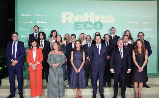 Fotografía de grupo de Su Majestad la Reina con las autoridades, directiva de Prisa y los Premiados