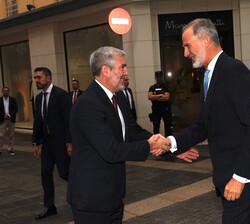 Llegada del Rey al Parlamento de Canarias en Santa Cruz de Tenerife, recibido por el presidente del Gobierno de Canarias, Fernando Clavijo