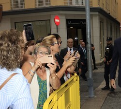 Don Felipe recibe el cariño de las personas que le esparaban